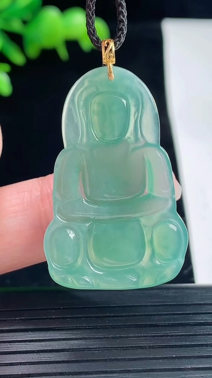 天然A货翡翠种蓝水正装观音吊坠，尺寸36-24-2.8重量:4.53g
5月11日
