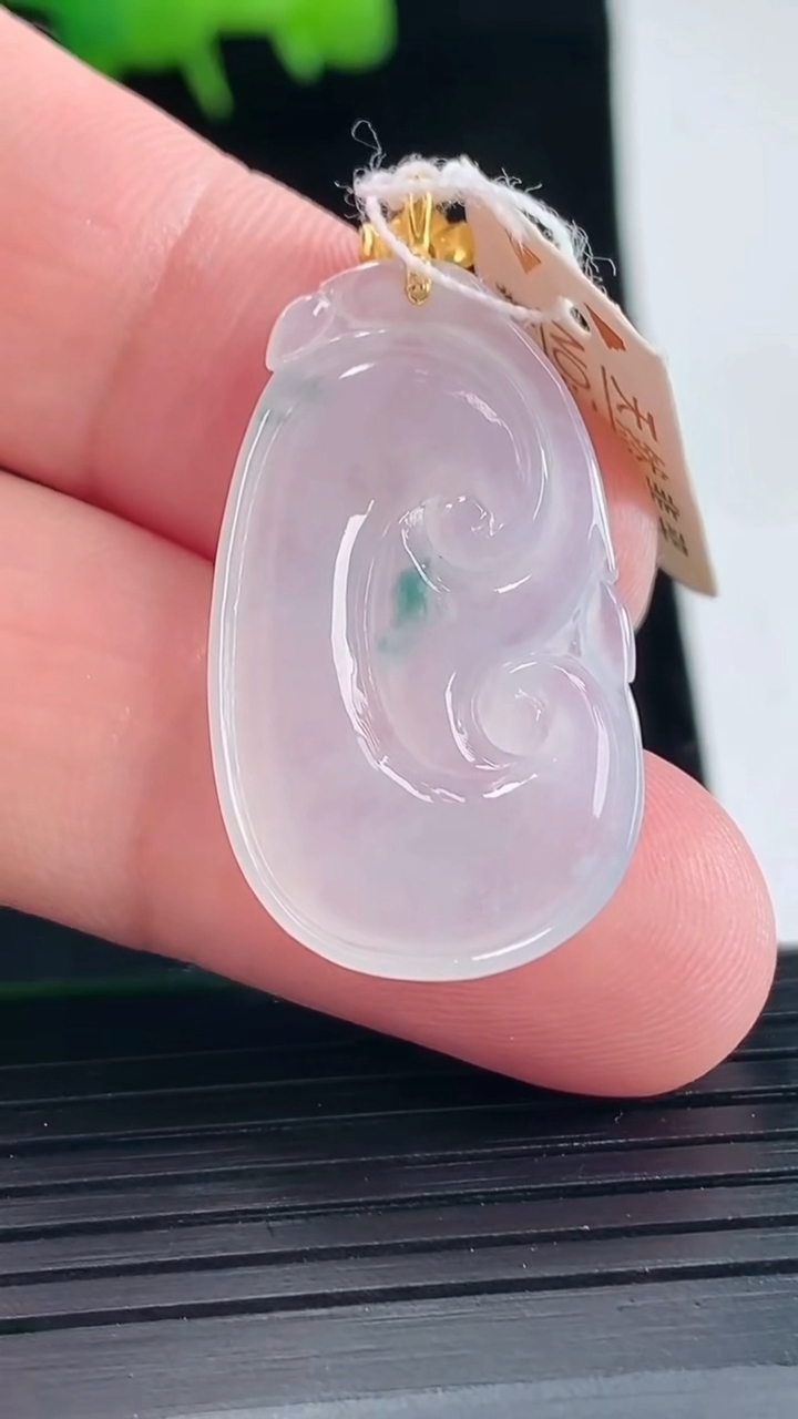 天然A货翡翠种飘花如意吊坠，尺寸30-18-3.8重量:4.06g
5月11日