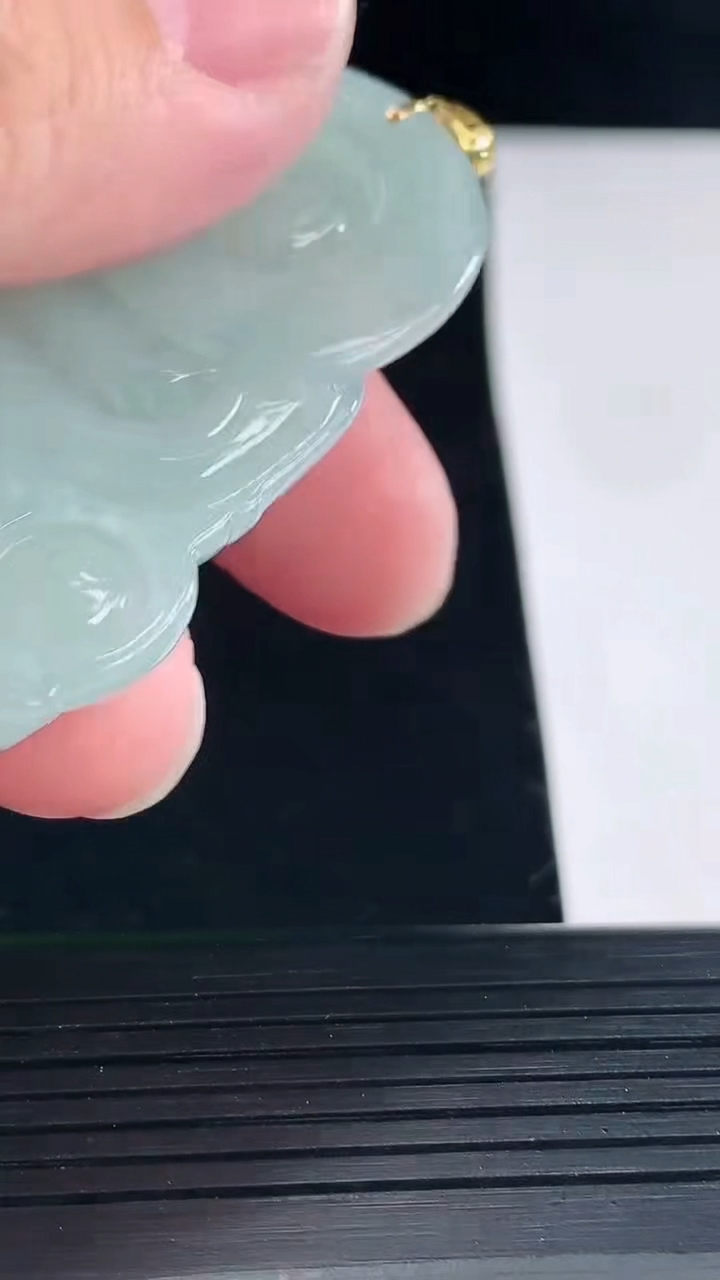 天然A货翡翠正装观音吊坠，尺寸52.5-35-6.2重量:19.56g
5月11日