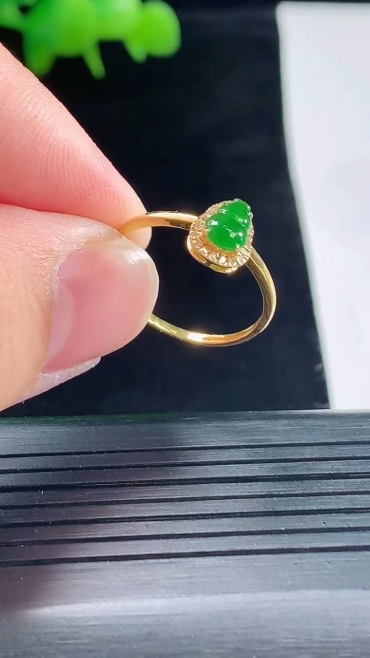 天然A货翡翠葫芦戒指，尺寸17-6.5-4-4.2重量:0.80g2026年5月11日
工厂直销收藏