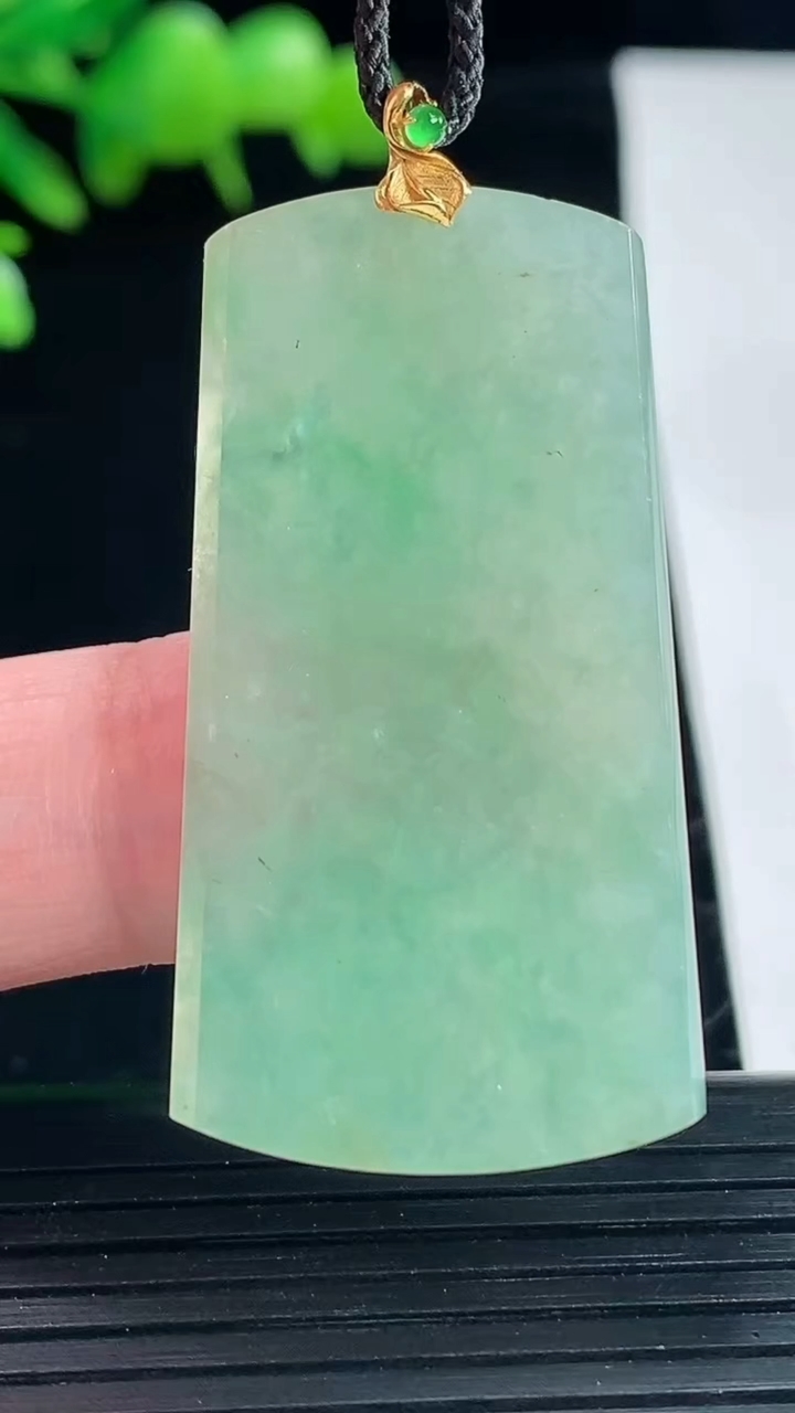 天然A货翡翠无事牌吊坠，尺寸42-23-2.8重量:8.01g
5月11日