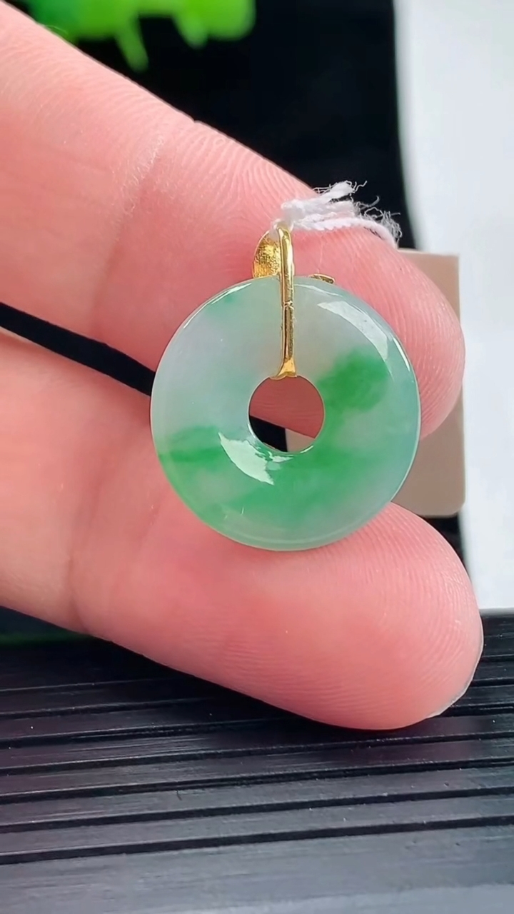 天然A货翡翠平安环吊坠，尺寸18-2.5重量:2.00g
5月11日