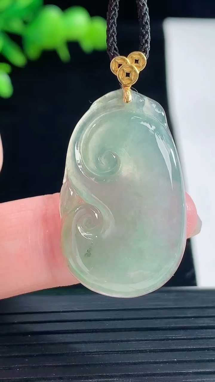 天然A货翡翠如意吊坠，尺寸30-19-4重量:4.66g
5月11日