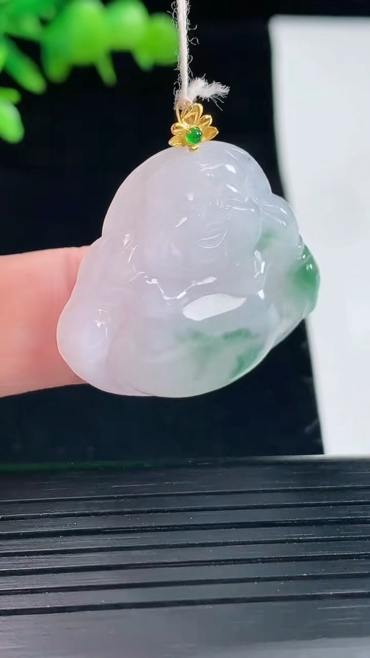 天然A货翡翠18k金飘花佛公吊坠，尺寸29-31-6重量:8.59g
5月11日
