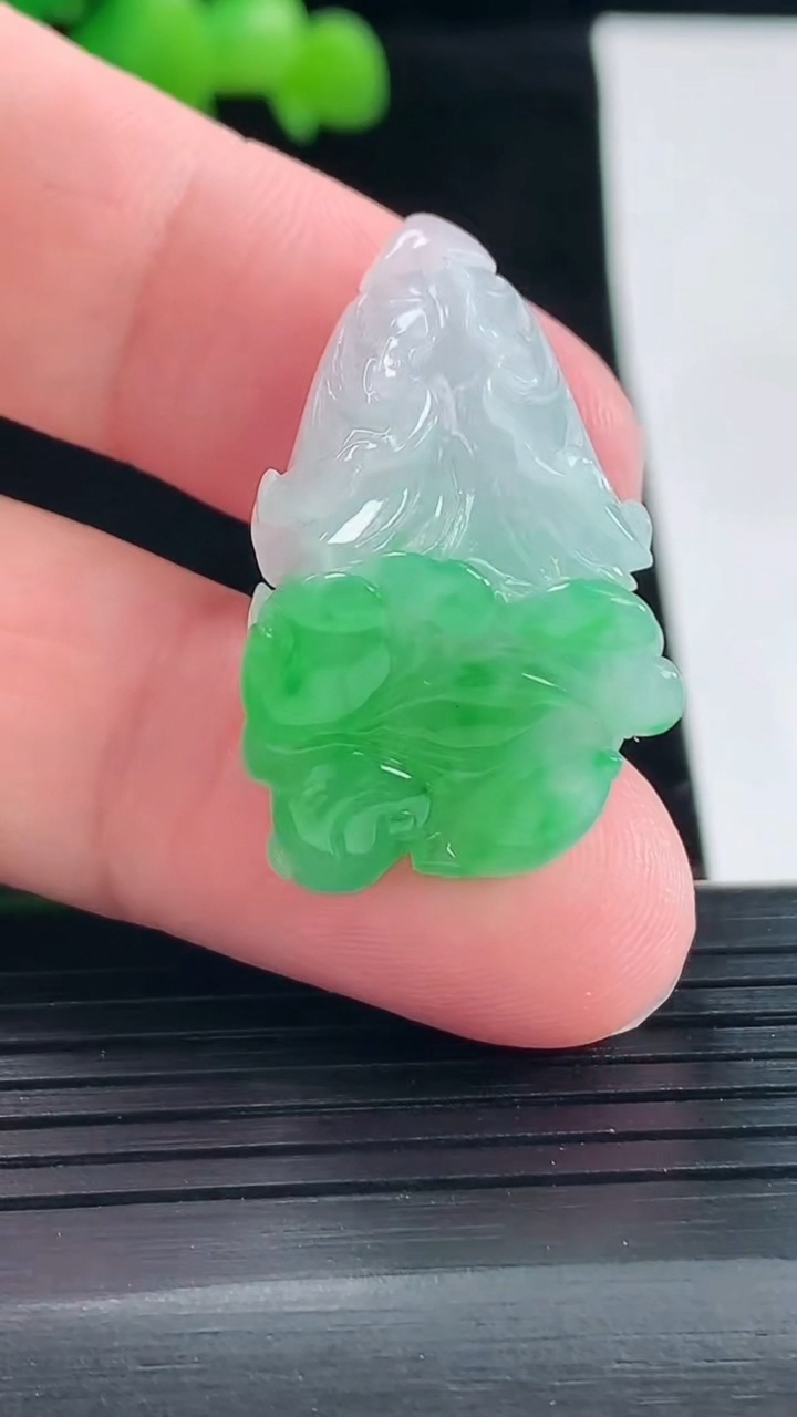 天然A货翡翠白菜吊坠，尺寸31-19.5-12.5重量:10.05g
5月11日