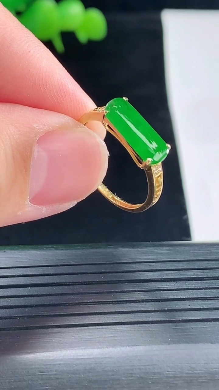 天然A货翡翠马鞍戒指，尺寸17.5-12-5-3.5重量:1.18g2026年5月11日
工厂直销收