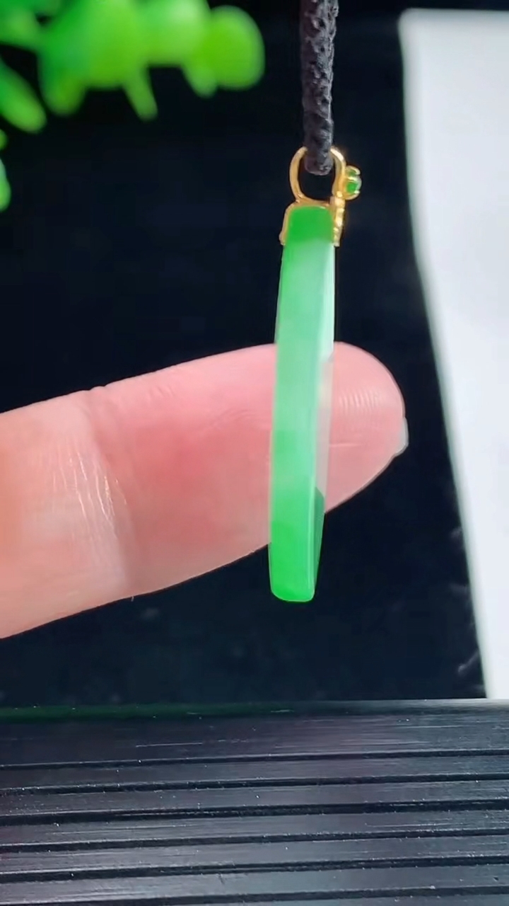 天然A货翡翠随形吊坠，尺寸24-11-2.8重量:2.04g
5月11日