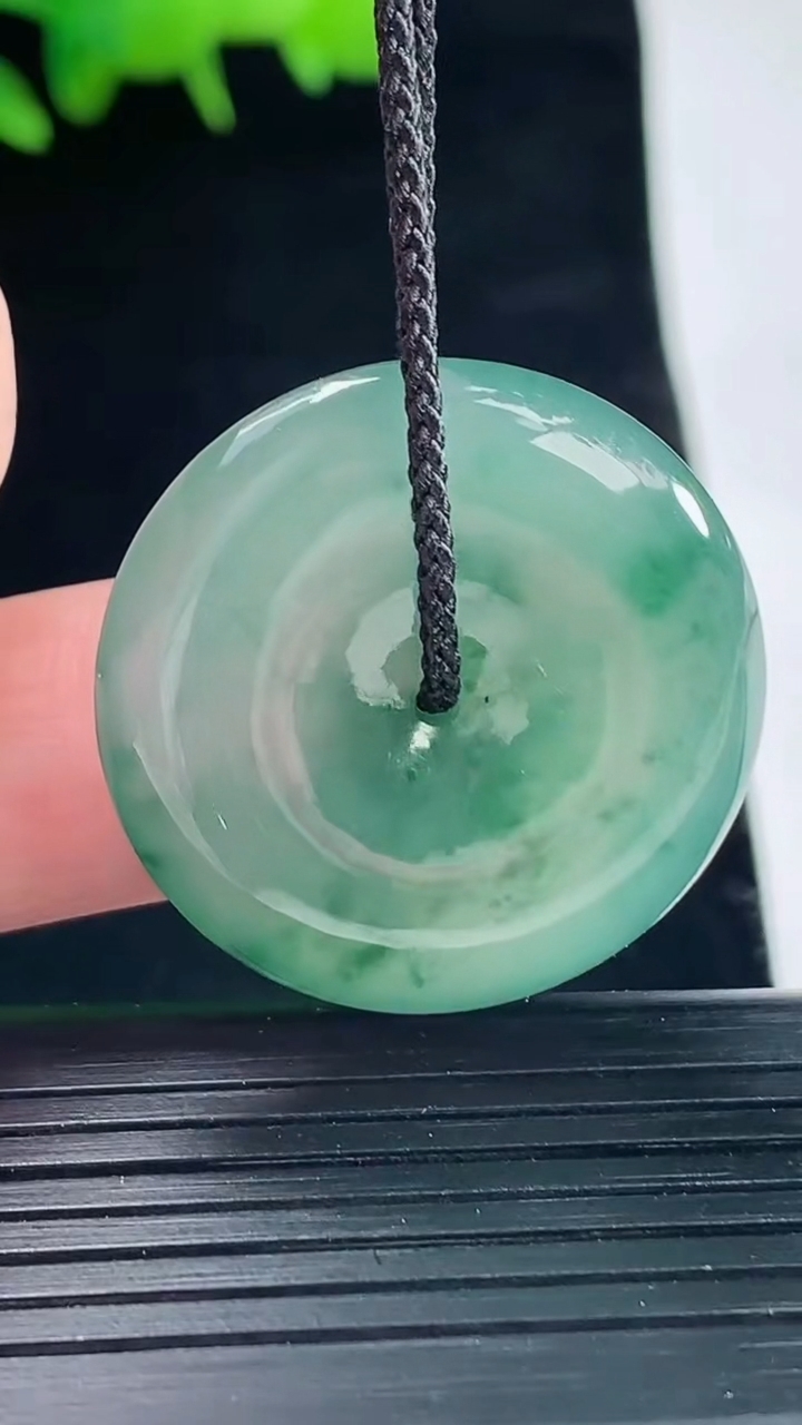 天然A货翡翠冰种飘花平安扣吊坠，尺寸28.5-6重量:10.21g
5月11日