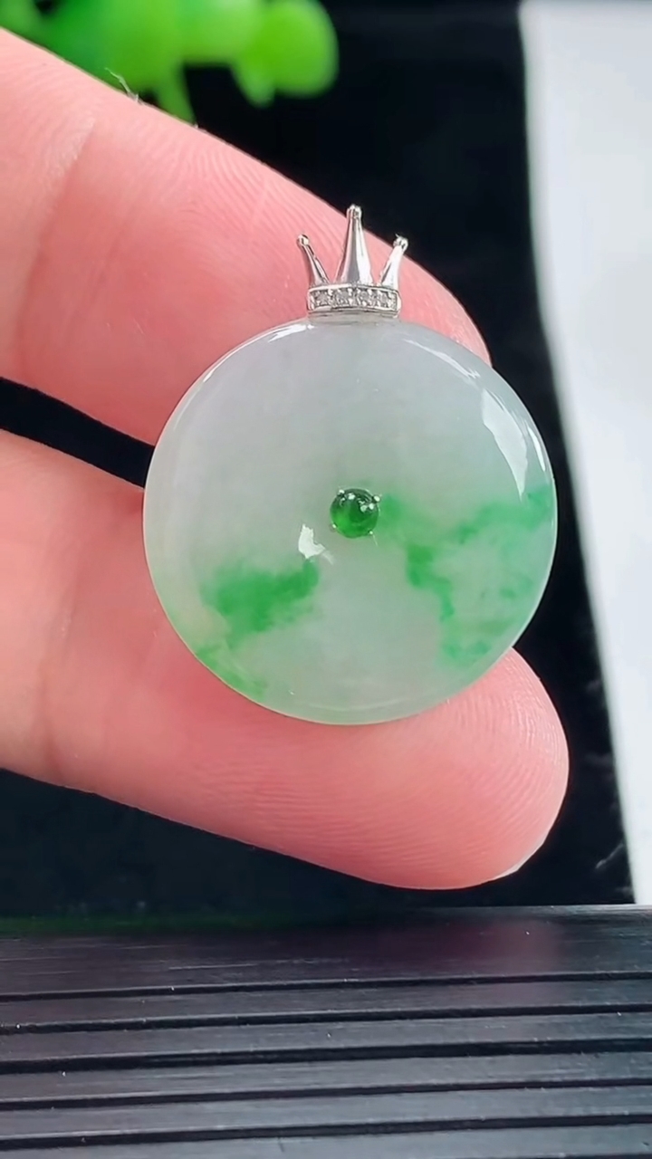 天然A货翡翠平安扣吊坠，尺寸21-3.5重量:3.65g
5月11日