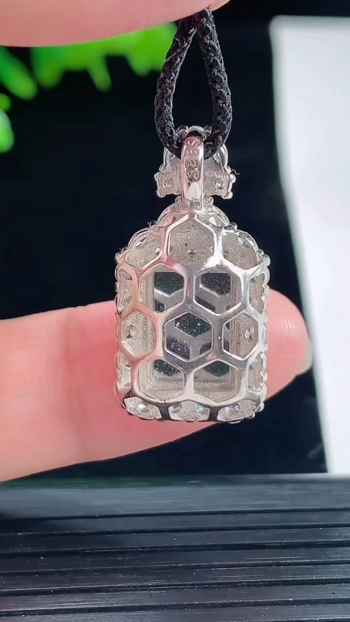 天然A货翡翠无事牌吊坠，尺寸26.6-13.6-10.2，裸石13-9.5重量:3.99g
5月11日