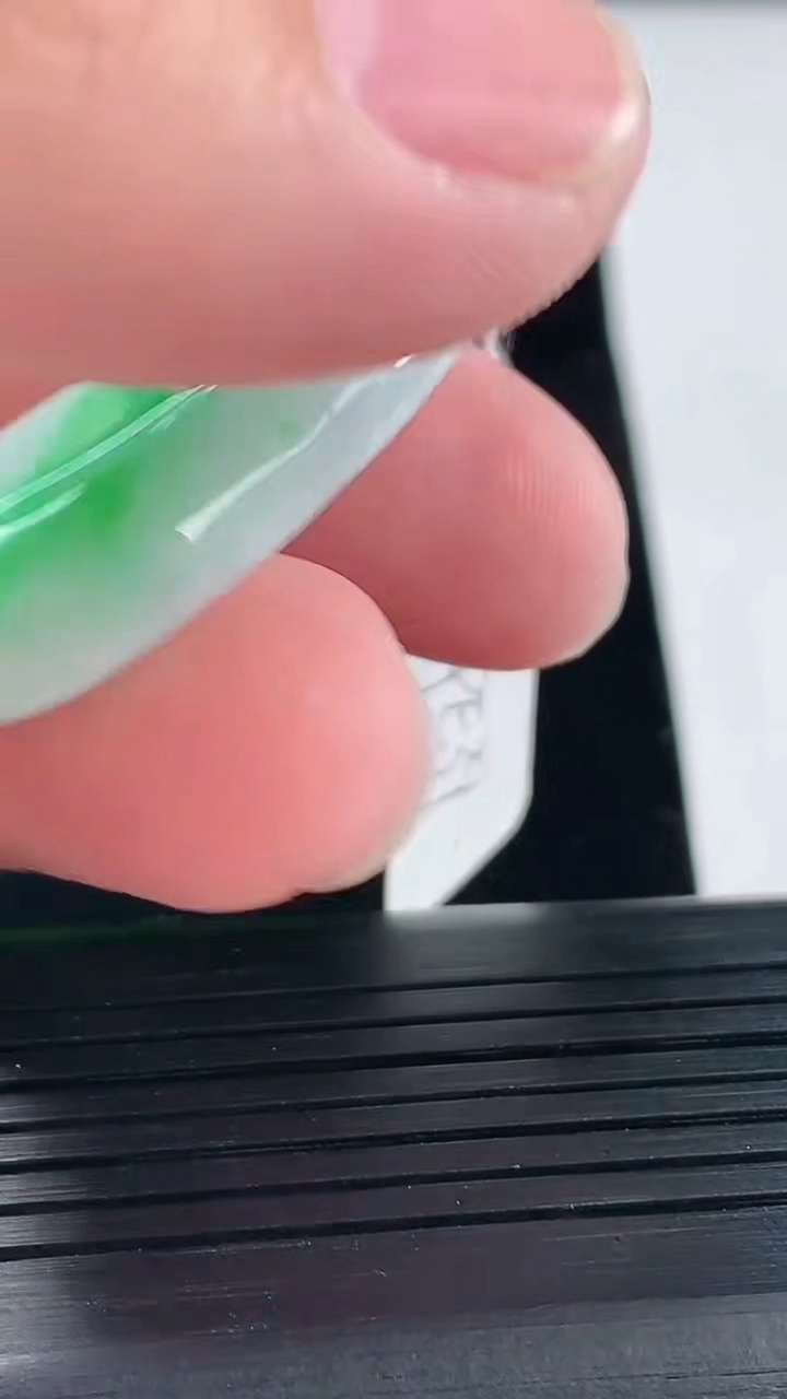 天然A货翡翠福瓜吊坠，尺寸37-16.8-7.2重量:8.81g
5月11日