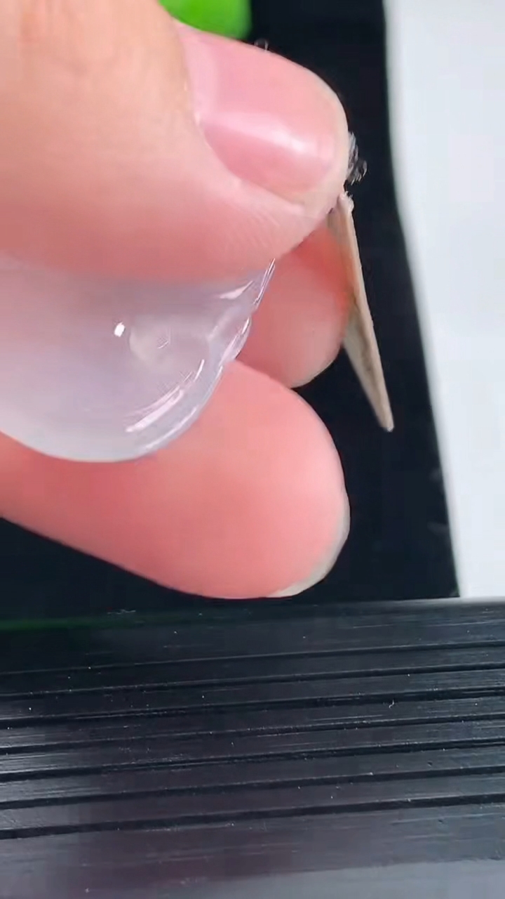 天然A货翡翠种飘花如意吊坠，尺寸30-18-3.8重量:4.06g
5月11日