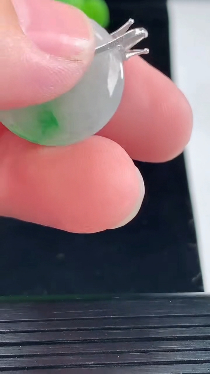 天然A货翡翠平安扣吊坠，尺寸21-3.5重量:3.65g
5月11日