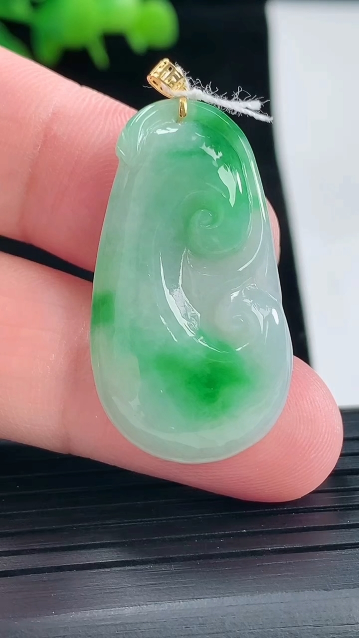 天然A货翡翠如意吊坠，尺寸36-19.5-5.2重量:6.53g
5月11日
