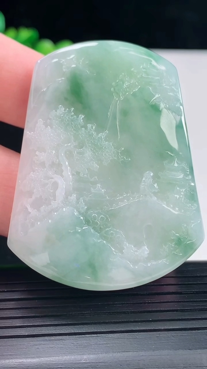天然A货翡翠牌吊坠，尺寸53.5-41.5-7重量:37.40g
5月11日