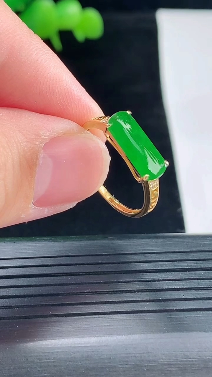 天然A货翡翠马鞍戒指，尺寸17.5-12-5-3.5重量:1.18g2026年5月11日
工厂直销收