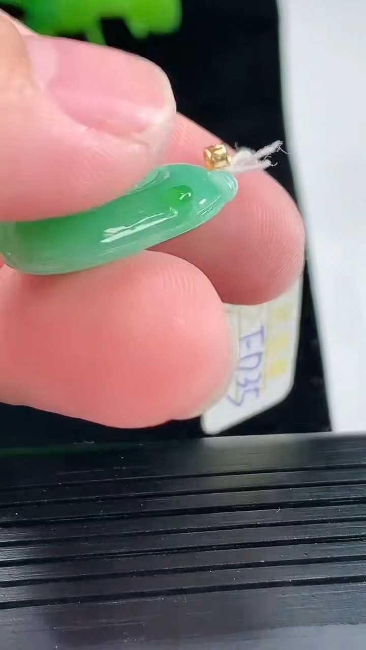 天然A货翡翠如意吊坠，尺寸23.6-13-5.5重量:2.83g
5月11日