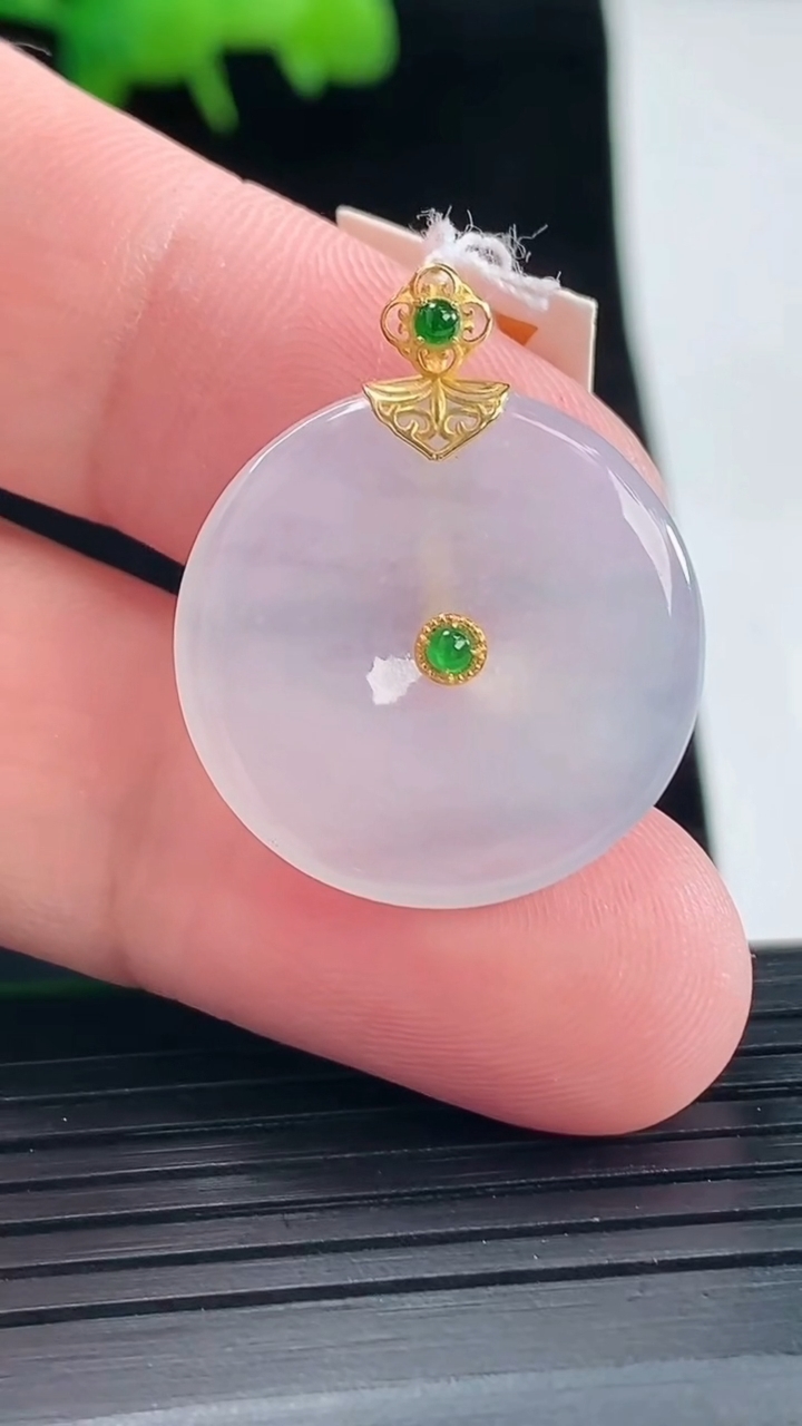 天然A货翡翠平安扣吊坠，尺寸22.6-3.5重量:4.29g
5月11日
