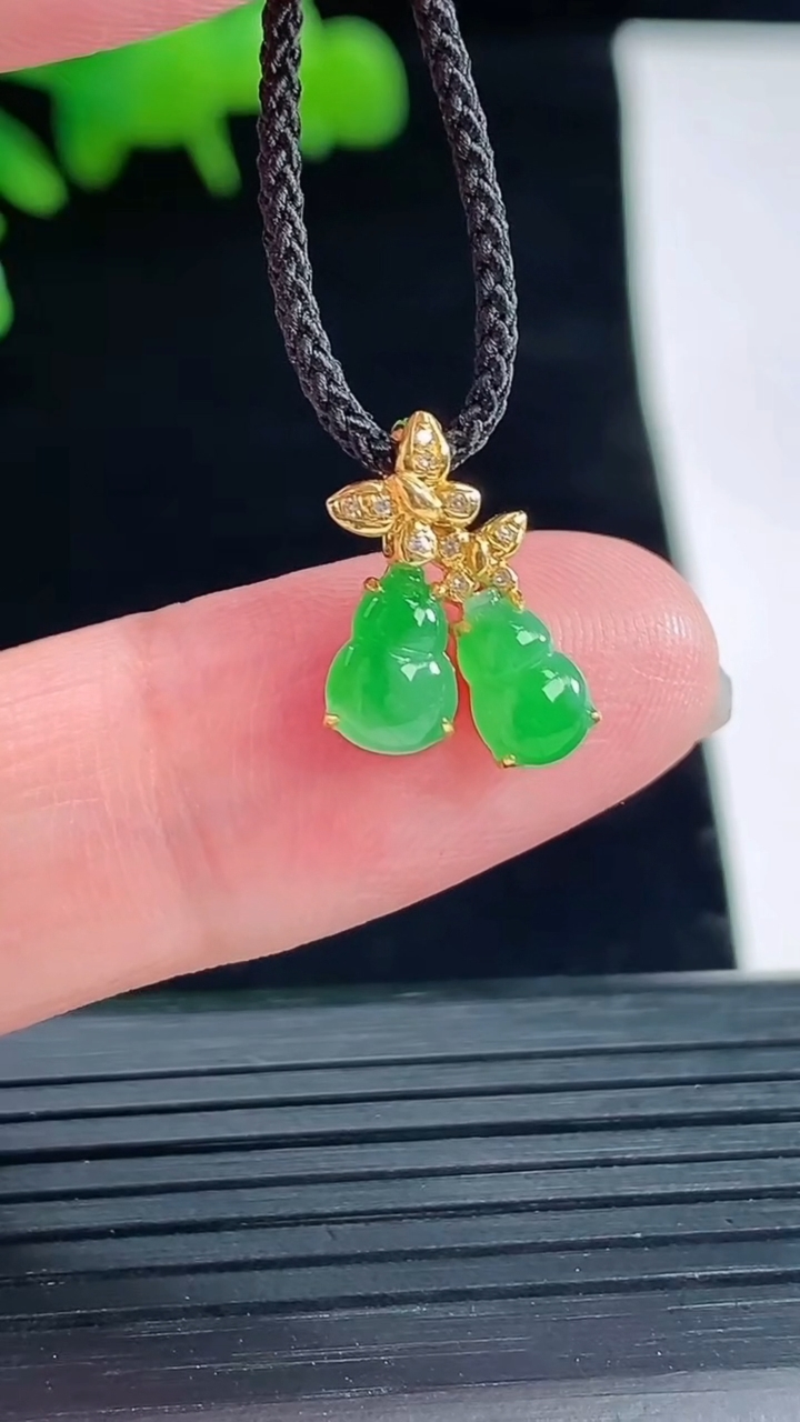 天然A货翡翠葫芦吊坠，尺寸14.2-11-3，裸石7-5重量:0.99g
5月11日