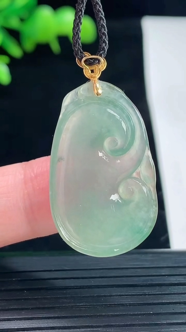 天然A货翡翠如意吊坠，尺寸30-19-4重量:4.66g
5月11日