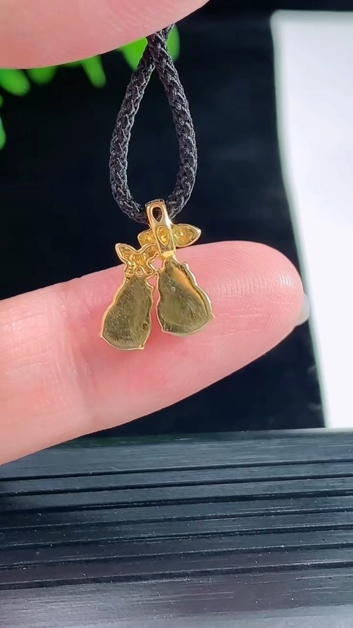 天然A货翡翠葫芦吊坠，尺寸14.2-11-3，裸石7-5重量:0.99g
5月11日