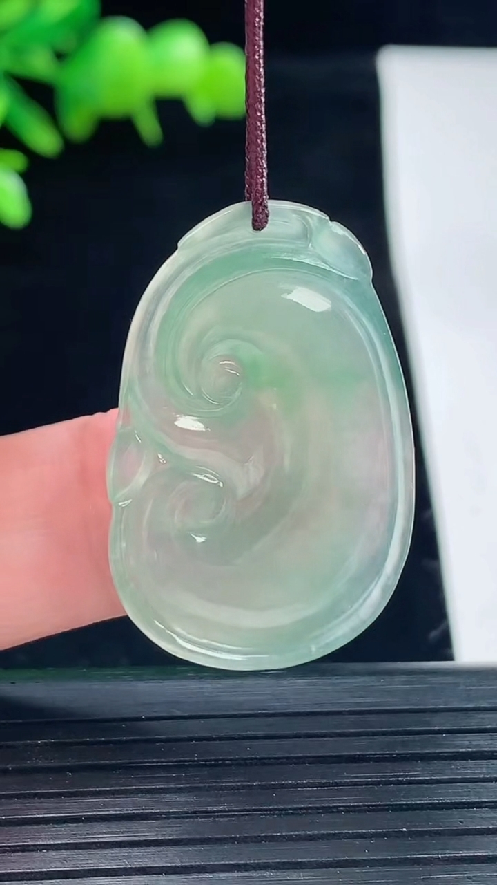 天然A货翡翠如意吊坠，尺寸33-21-4重量:5.45g
5月11日