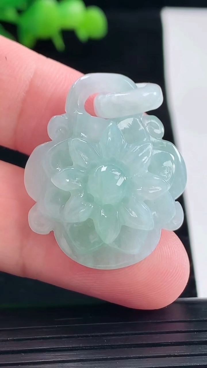 天然A货翡翠和和美美 荷花吊坠，尺寸33-28-12重量:12.36g
5月11日