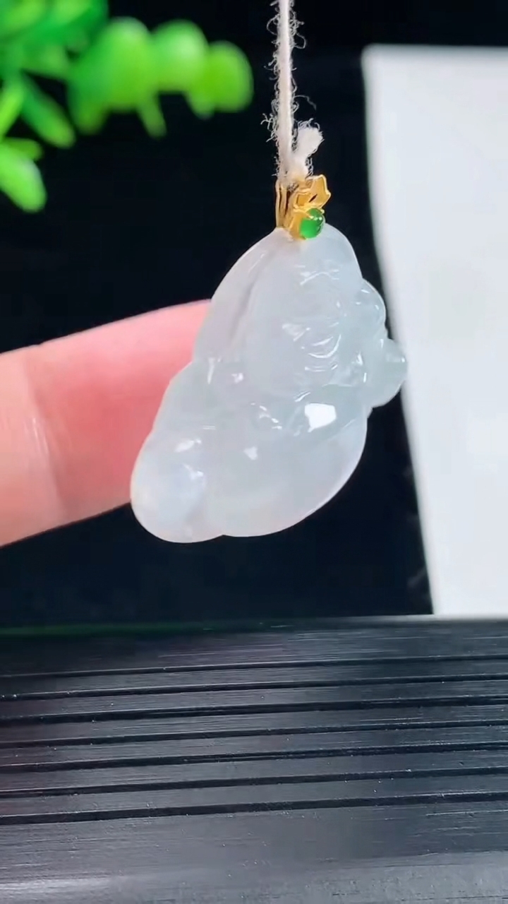 天然A货翡翠18k金飘花佛公吊坠，尺寸24-30-6重量:6.32g
5月11日