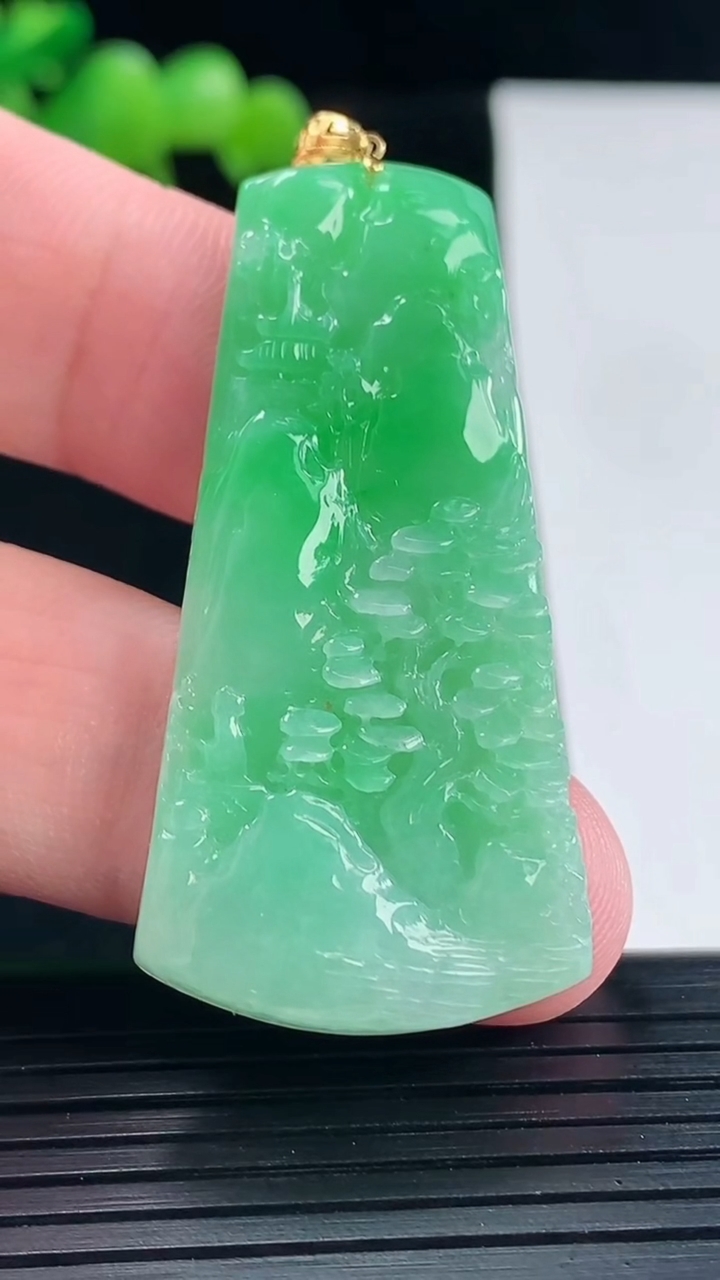 天然A货翡翠山水牌吊坠，尺寸47-23-4.5重量:11.61g
5月11日