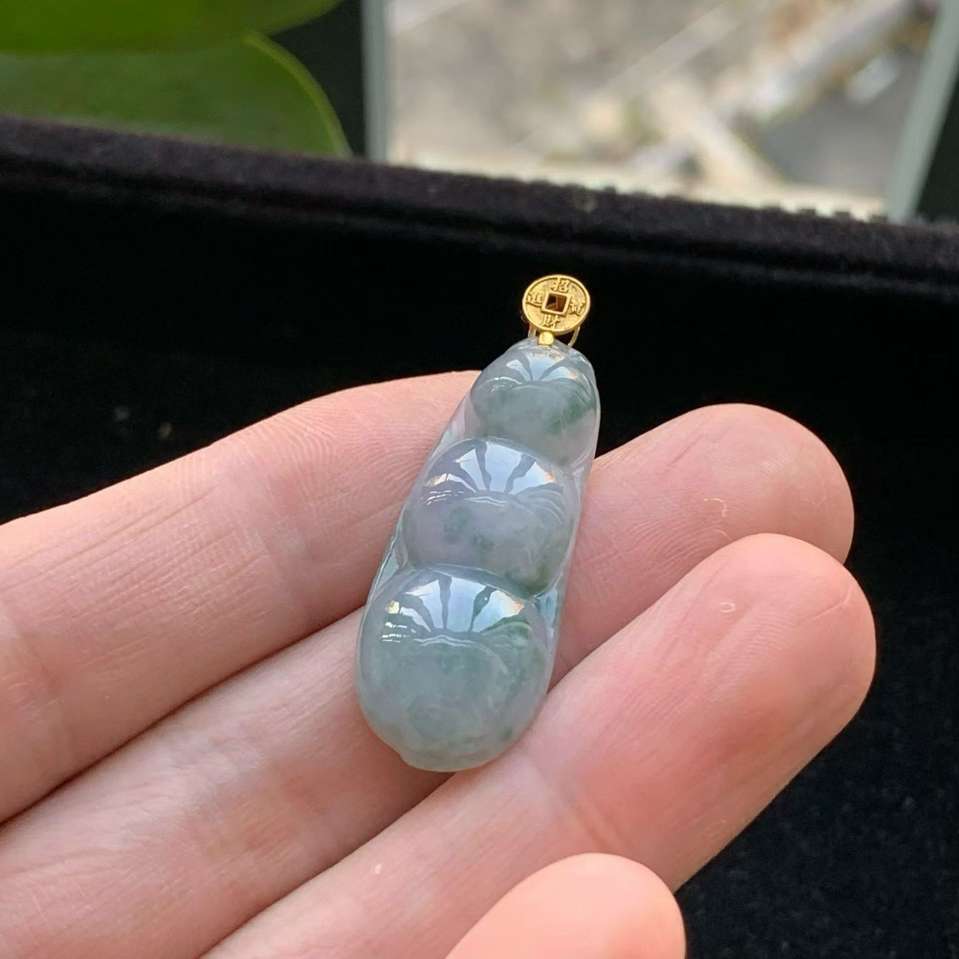 A货天然翡翠冰糯种18k飘花紫罗兰福豆吊坠重量5.68g
5月11日