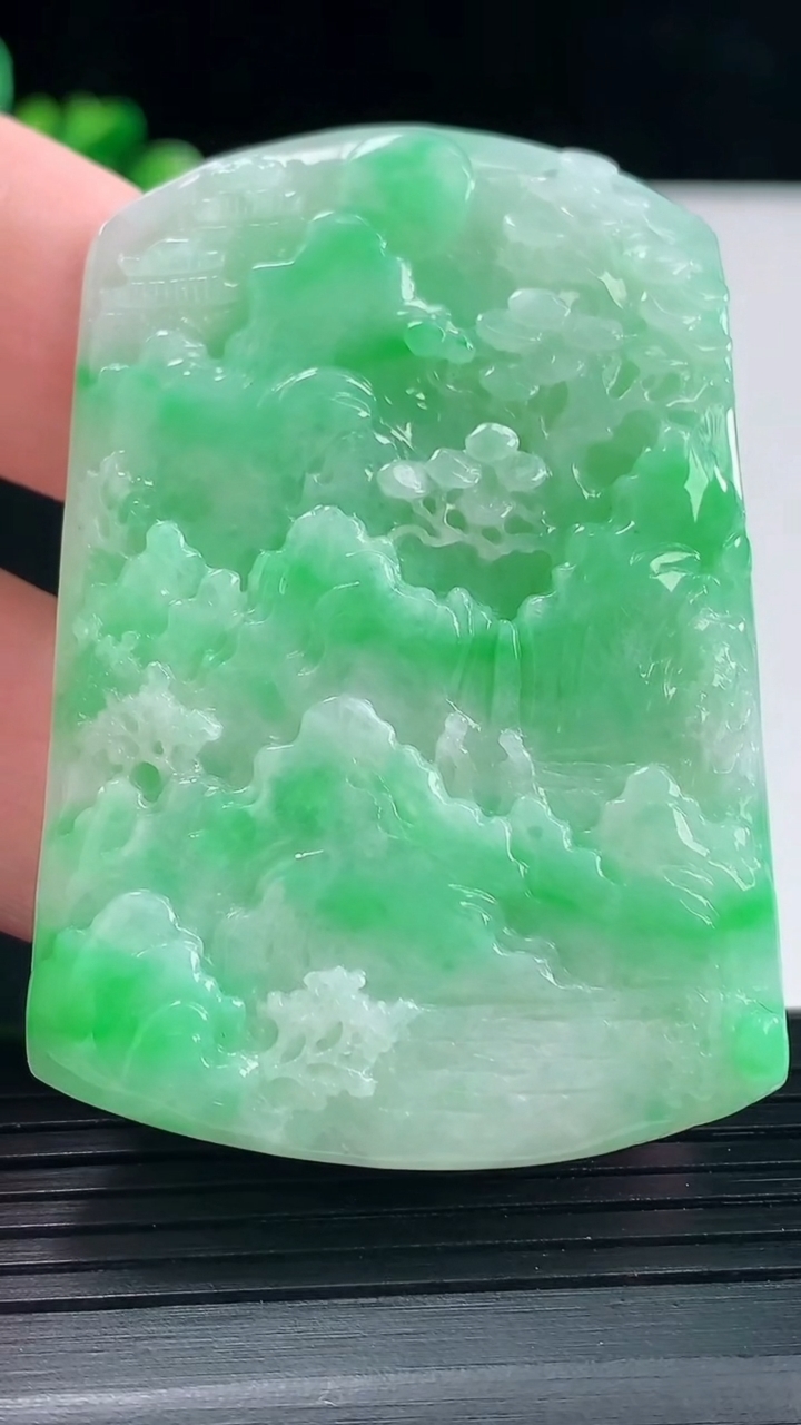 天然A货翡翠山水牌吊坠，尺寸57-39-5.5重量:29.76g
5月11日