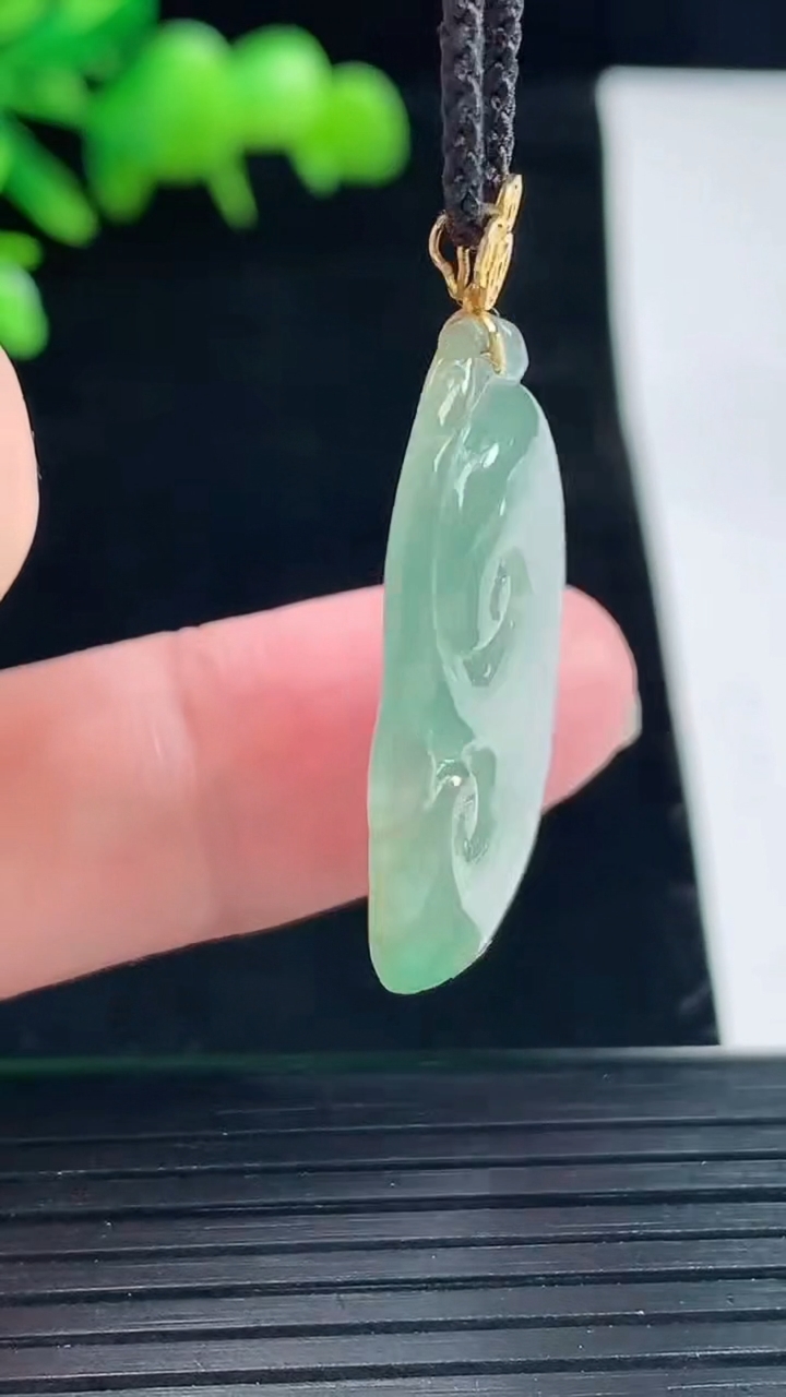 天然A货翡翠如意吊坠，尺寸30-19-4重量:4.66g
5月11日
