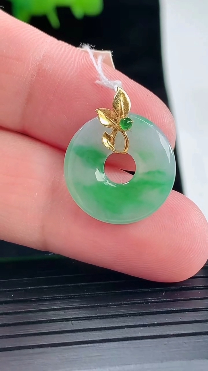 天然A货翡翠平安环吊坠，尺寸18-2.5重量:2.00g
5月11日