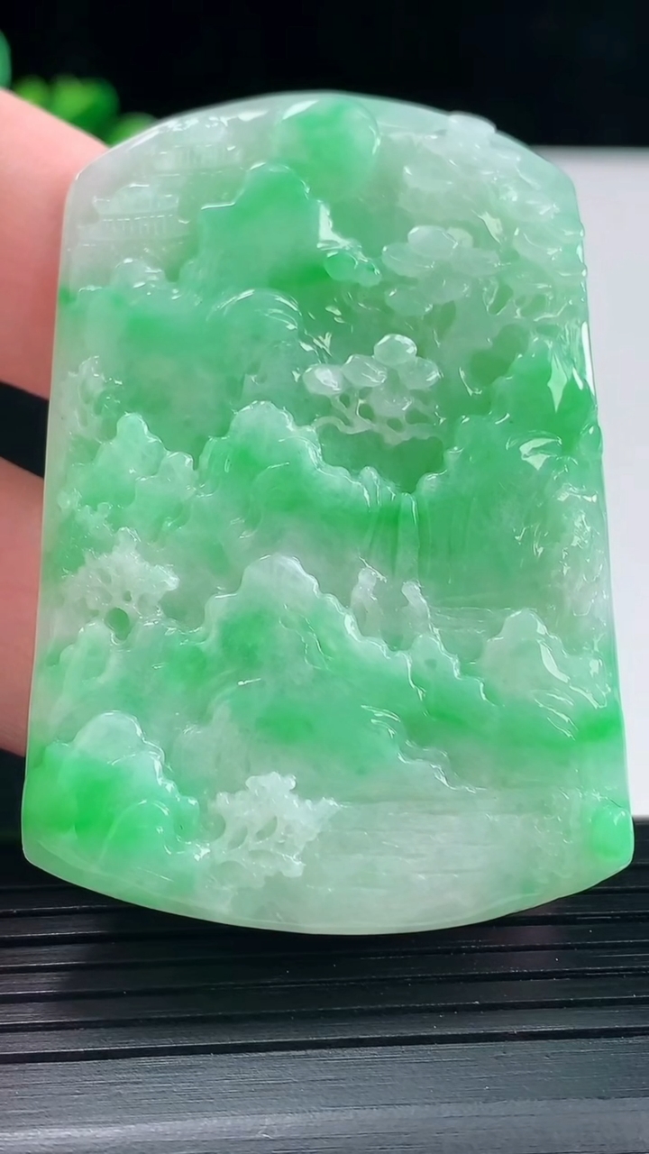 天然A货翡翠山水牌吊坠，尺寸57-39-5.5重量:29.76g
5月11日
