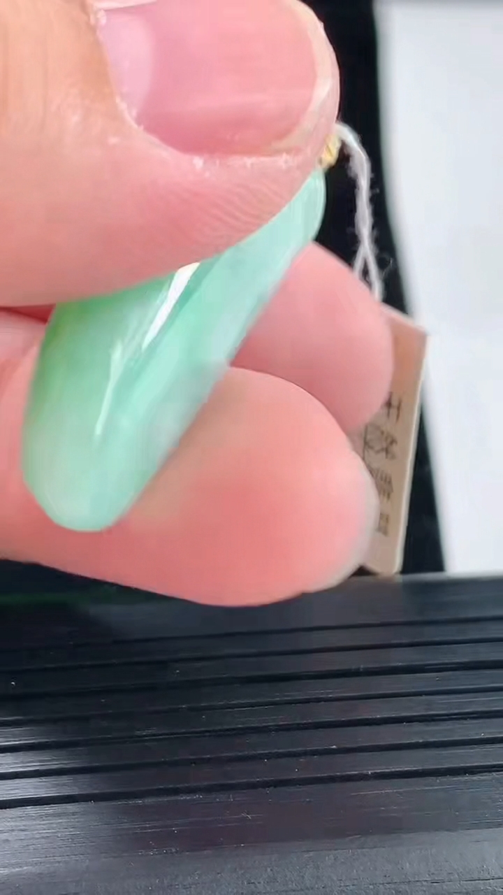 天然A货翡翠福瓜吊坠，尺寸37.6-14-10.8重量:10.91g
5月11日