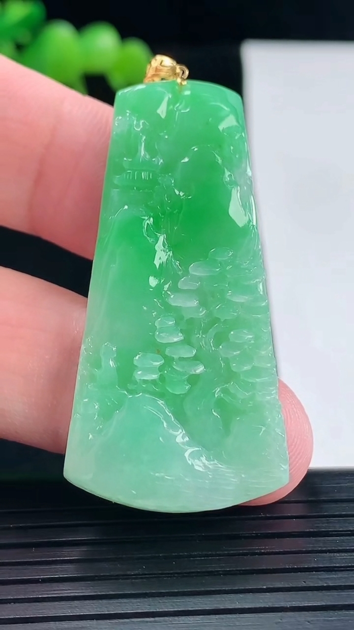 天然A货翡翠山水牌吊坠，尺寸47-23-4.5重量:11.61g
5月11日