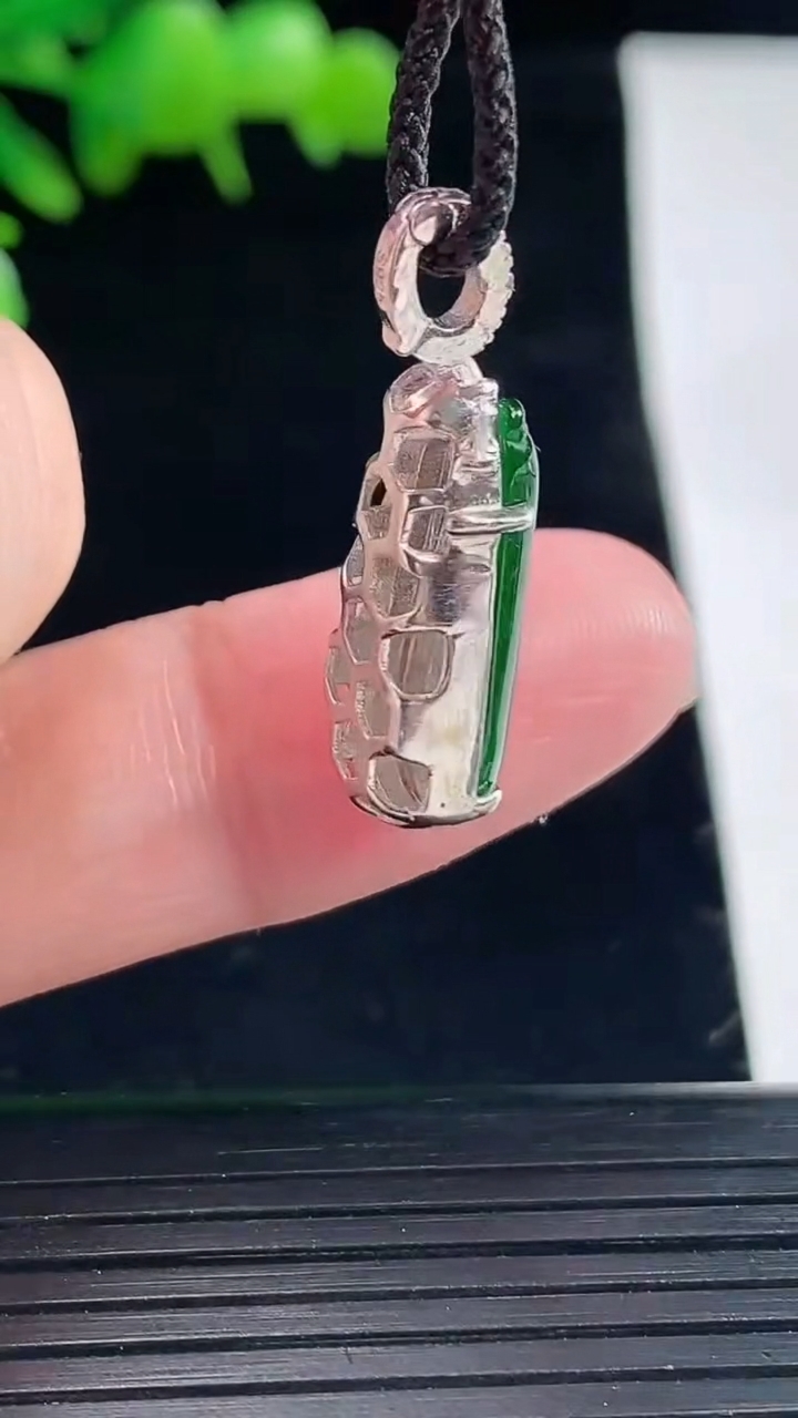 天然A货翡翠福瓜吊坠，尺寸28-8.5-7，裸石19-8重量:1.98g
5月11日