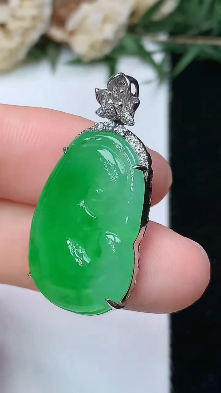 天然A货翡翠如意吊坠，尺寸23-15.3-5.6，重量:5.10g
5月11日