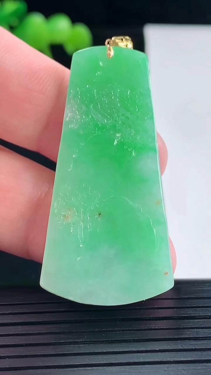 天然A货翡翠山水牌吊坠，尺寸47-23-4.5重量:11.61g
5月11日