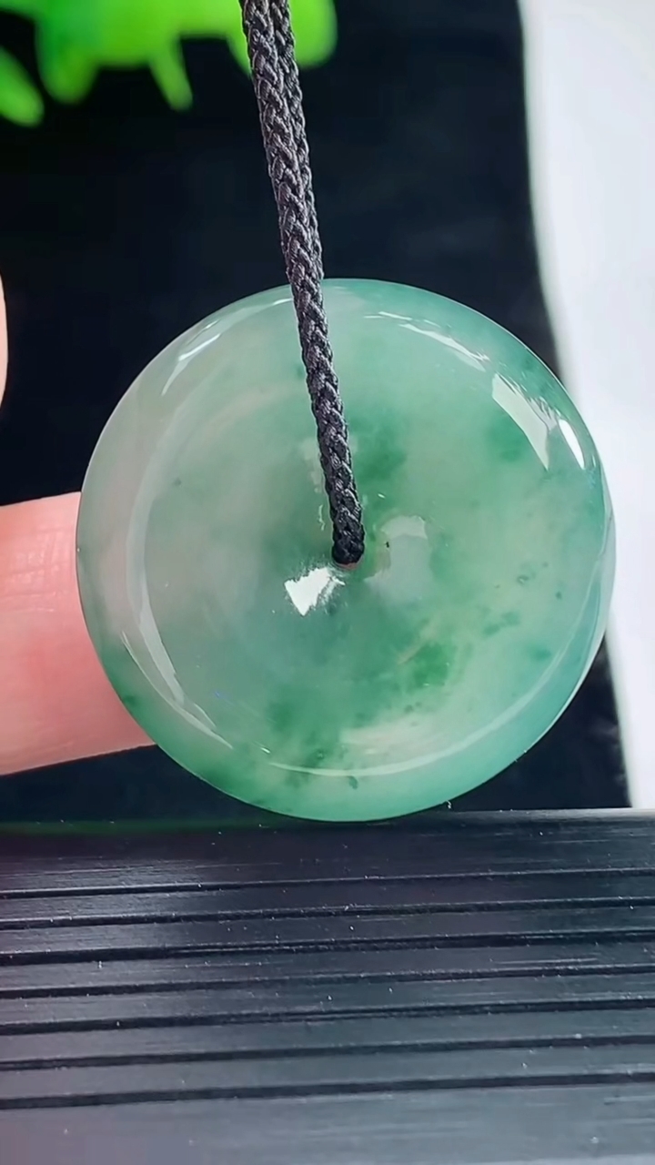 天然A货翡翠冰种飘花平安扣吊坠，尺寸28.5-6重量:10.21g
5月11日