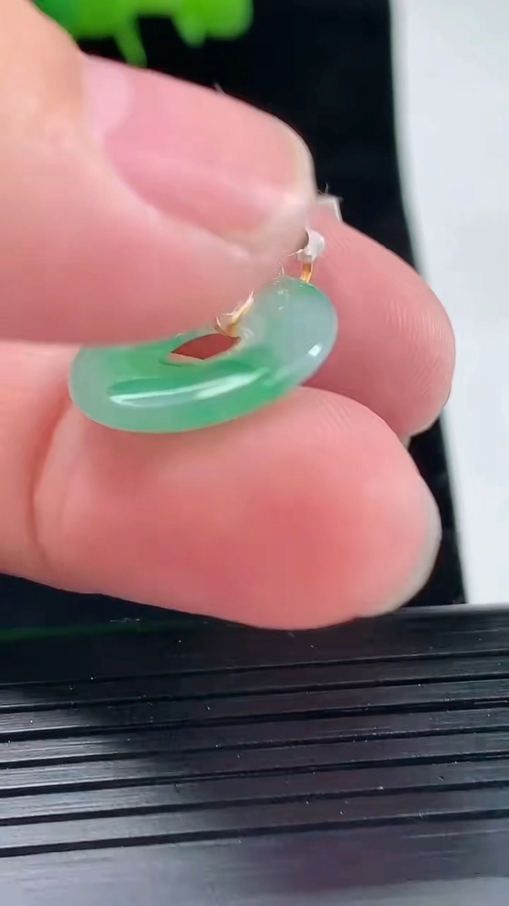 天然A货翡翠平安环吊坠，尺寸18-2.5重量:2.00g
5月11日