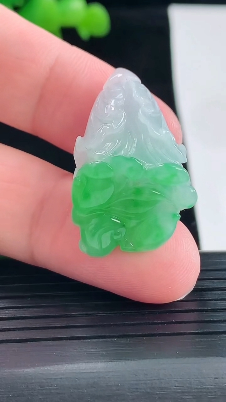 天然A货翡翠白菜吊坠，尺寸31-19.5-12.5重量:10.05g
5月11日