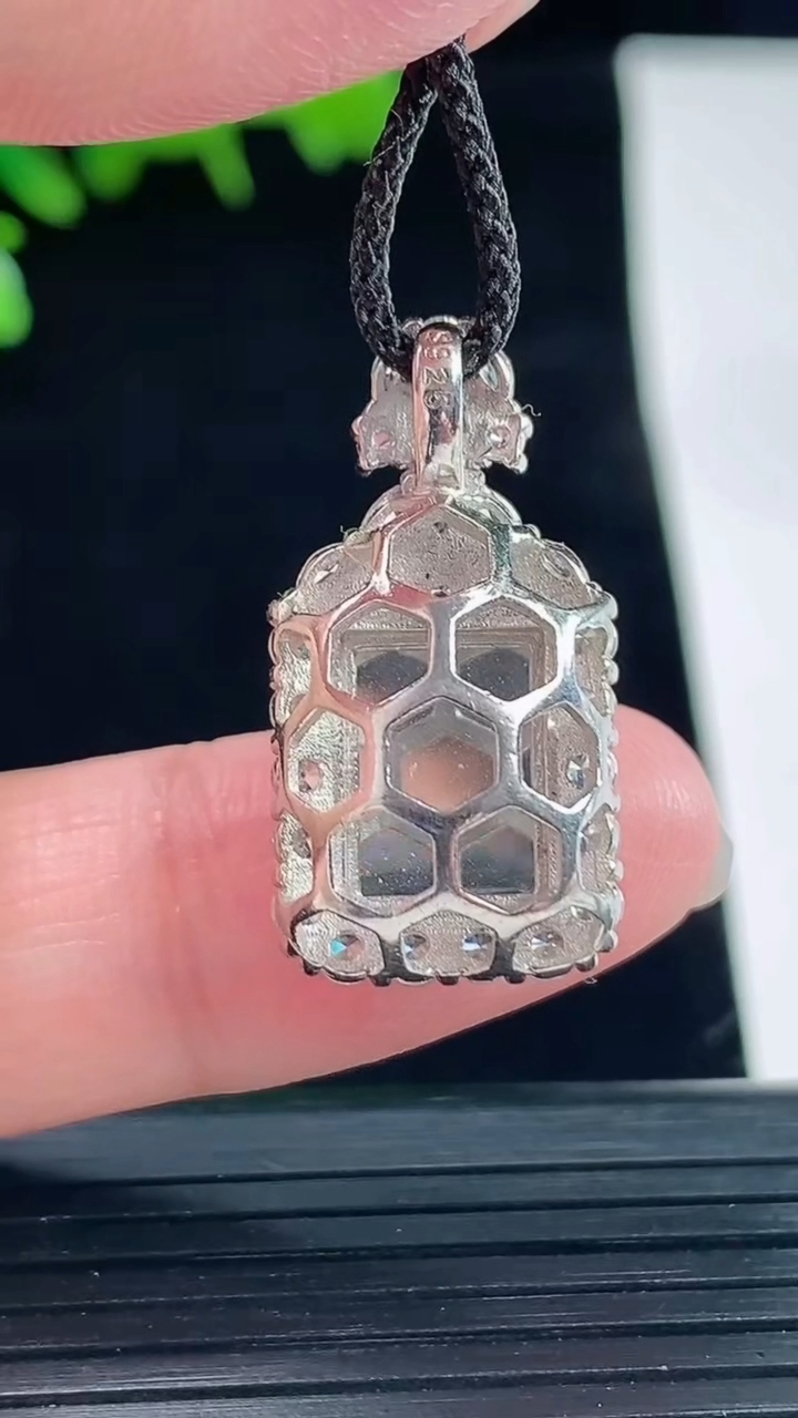 天然A货翡翠无事牌吊坠，尺寸26.6-13.6-10.2，裸石13-9.5重量:3.99g
5月11日