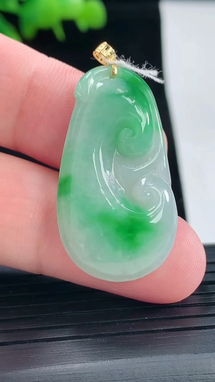 天然A货翡翠如意吊坠，尺寸36-19.5-5.2重量:6.53g
5月11日