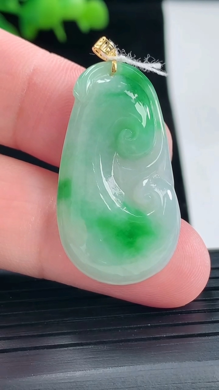 天然A货翡翠如意吊坠，尺寸36-19.5-5.2重量:6.53g
5月11日
