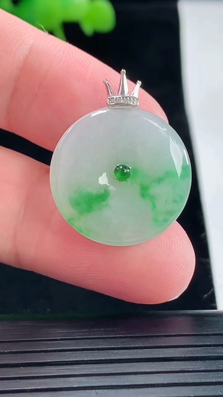 天然A货翡翠平安扣吊坠，尺寸21-3.5重量:3.65g
5月11日