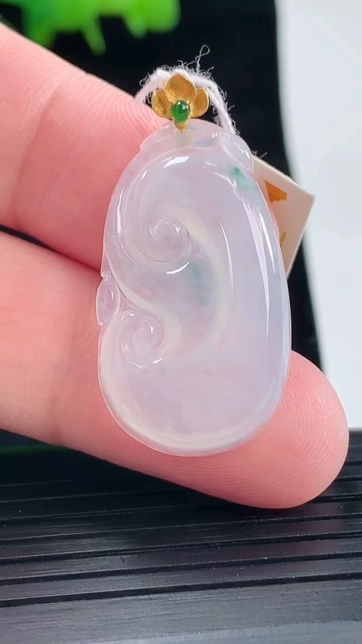 天然A货翡翠种飘花如意吊坠，尺寸30-18-3.8重量:4.06g
5月11日