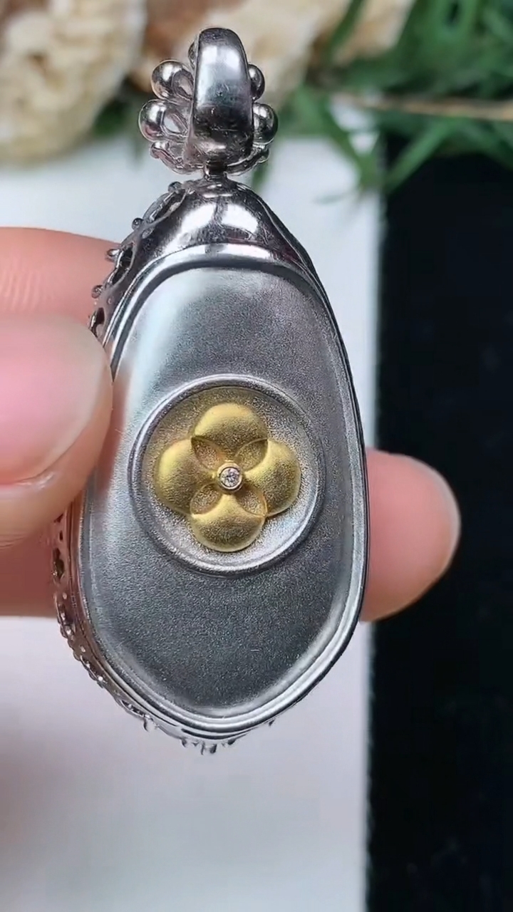天然A货翡翠如意吊坠，尺寸42.8-19.2-9.8，裸石24.3-14.5，重量:10.71g
5月11日，重量:10.71g