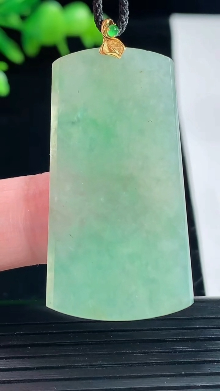 天然A货翡翠无事牌吊坠，尺寸42-23-2.8重量:8.01g
5月11日