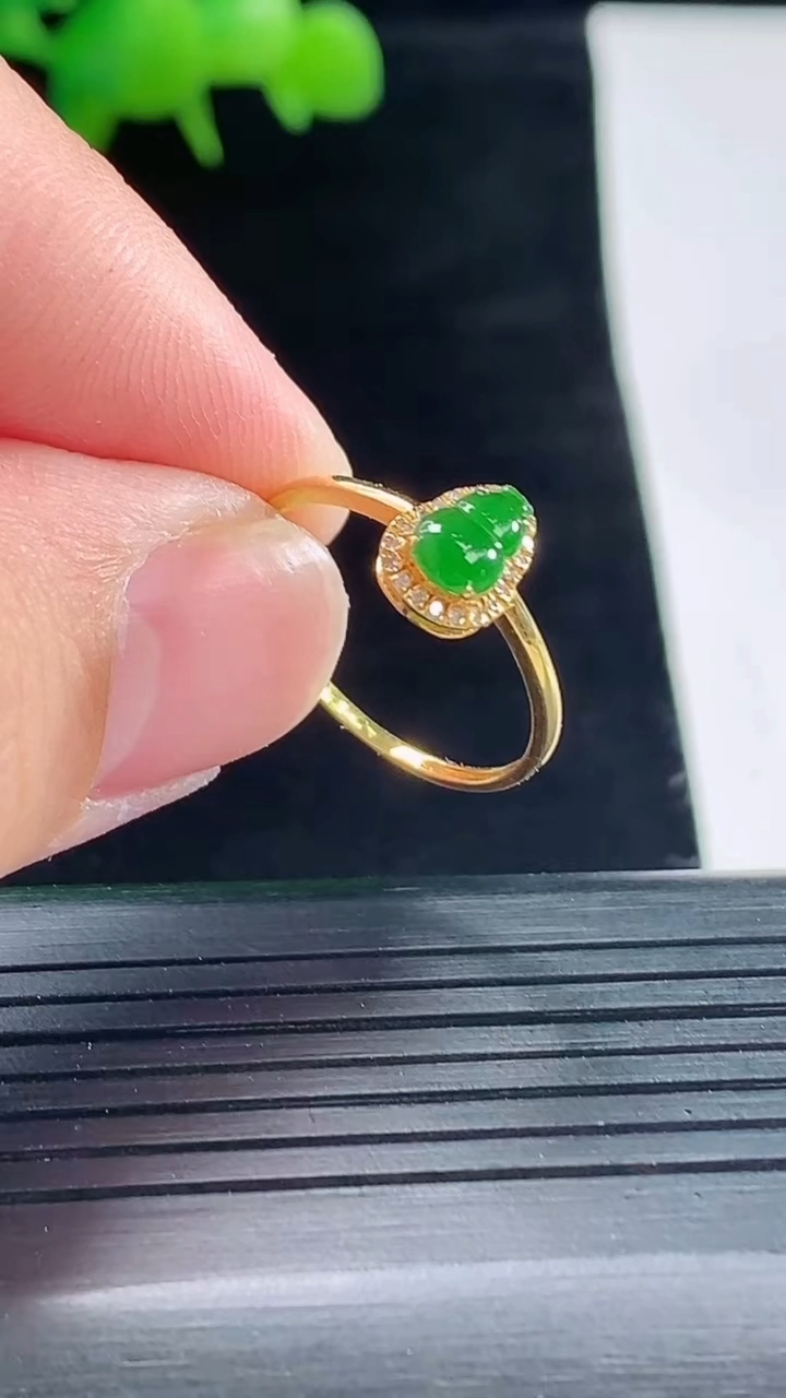 天然A货翡翠葫芦戒指，尺寸17-6.5-4-4.2重量:0.80g2026年5月11日
工厂直销收藏